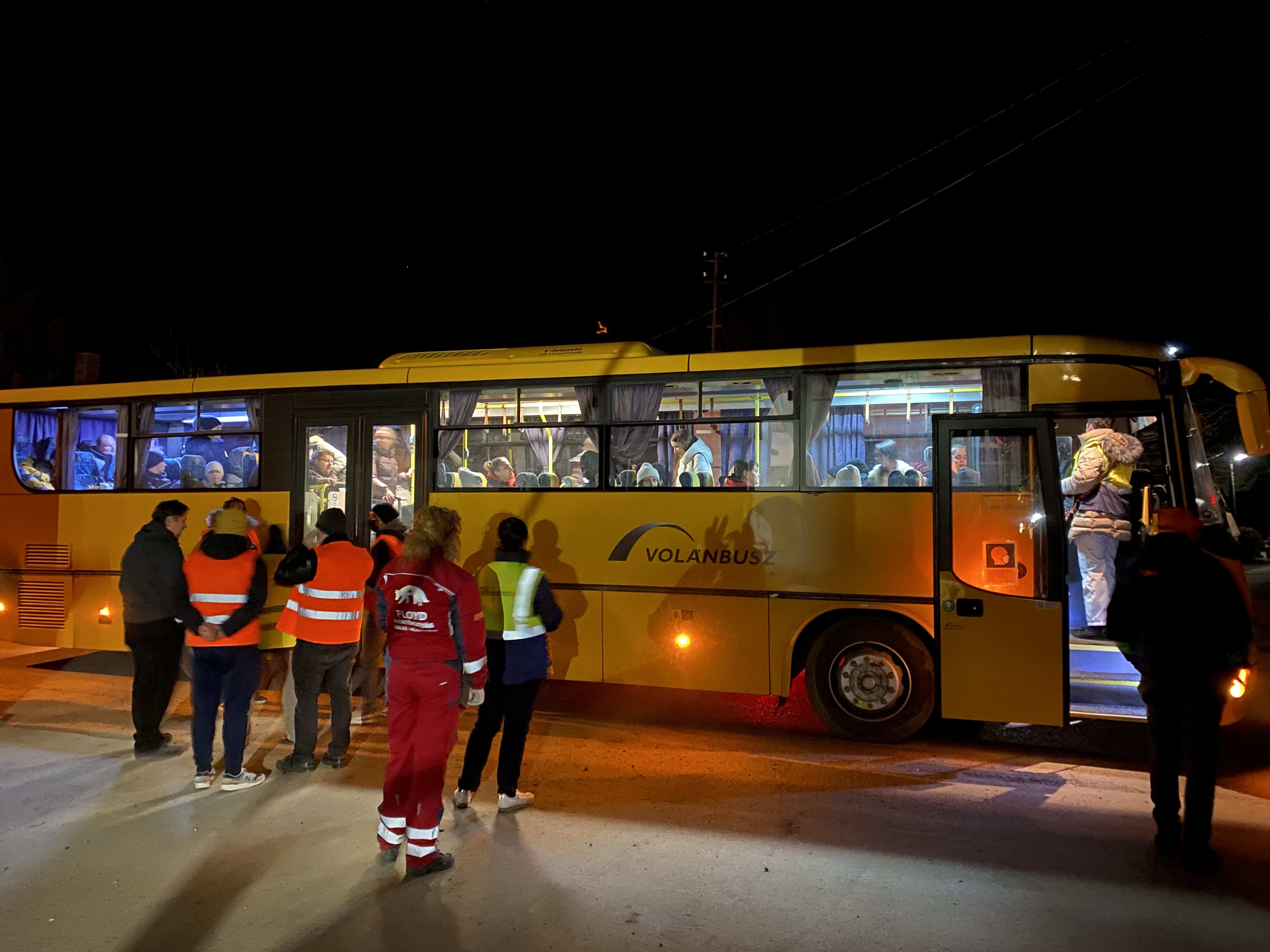 De vluchtelingen komen per bus de Hongaarse grens over